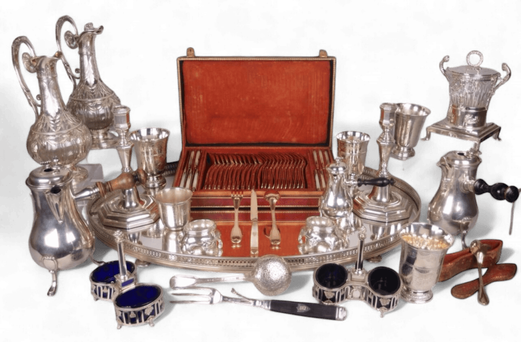Ensemble d'argenterie : ménagère en écrin, théière, cafetière, salerons et chandeliers