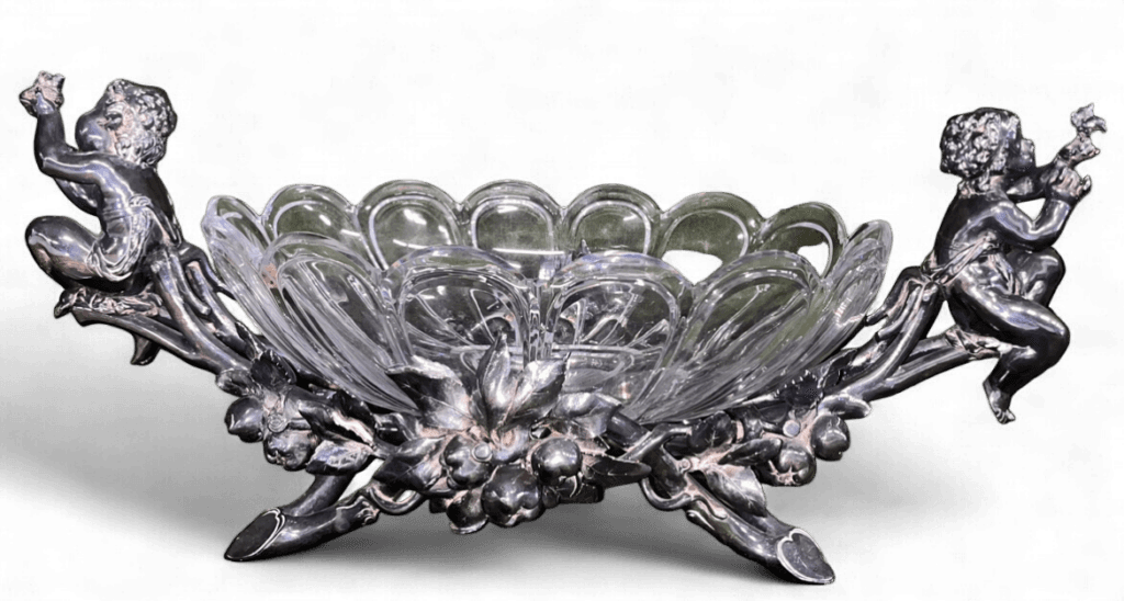 Surtout de table en argent orné de figures de chérubins, coupe en verre