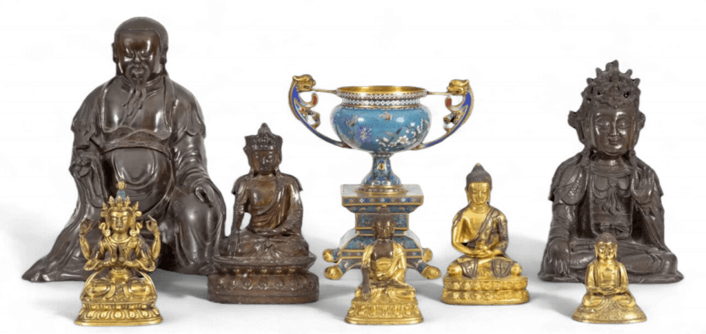 Ensemble de statues de Bouddha en bronze et bronze doré, coupe rituelle en cloisonné