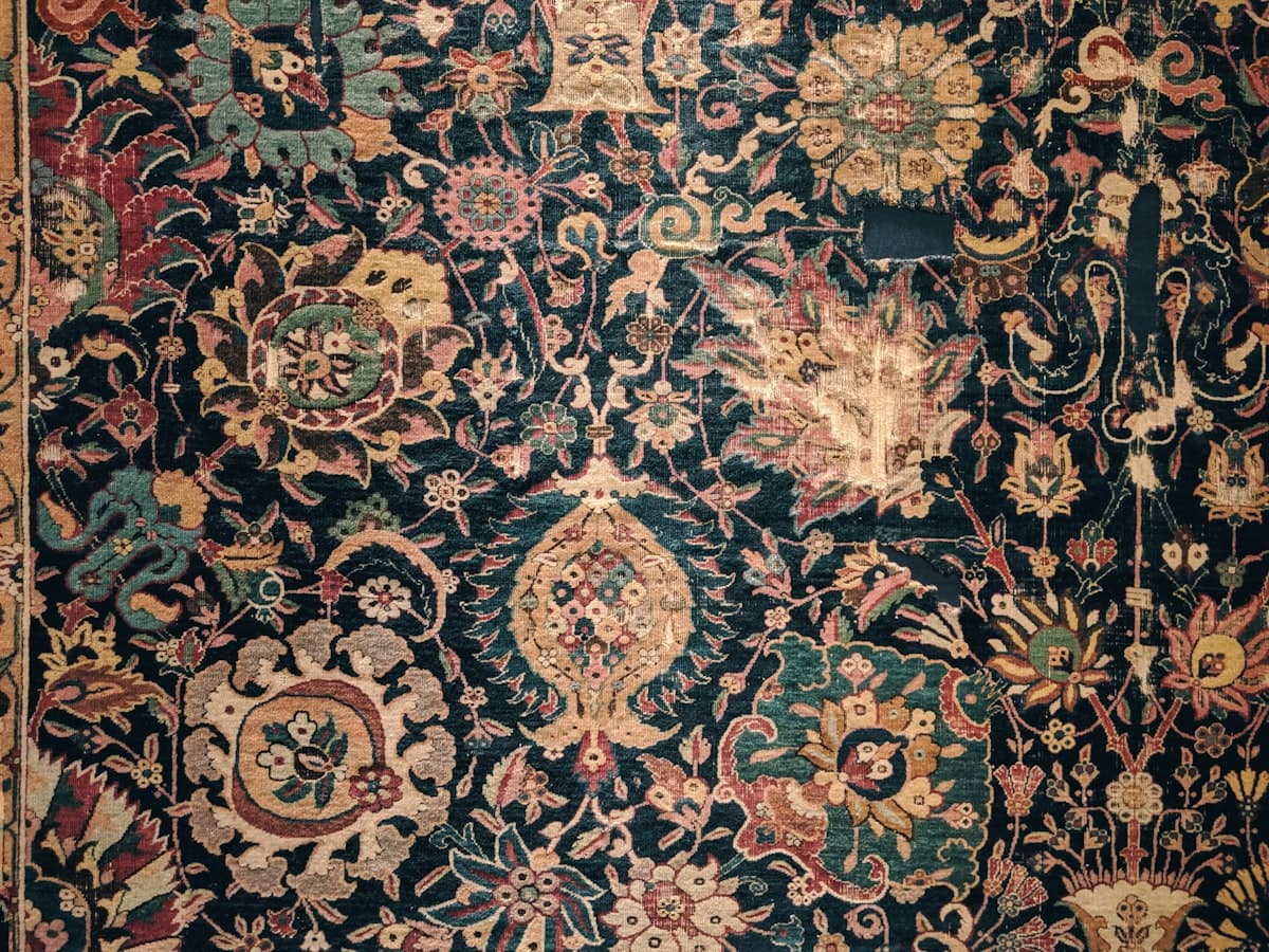 Tapis ancien aux motifs orientaux