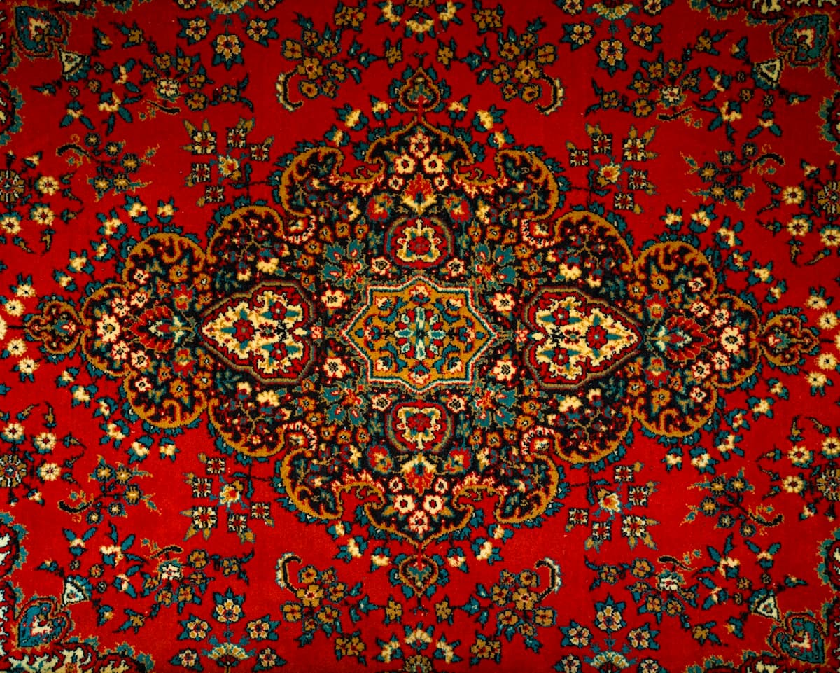 Tapis oriental ancien aux motifs traditionnels