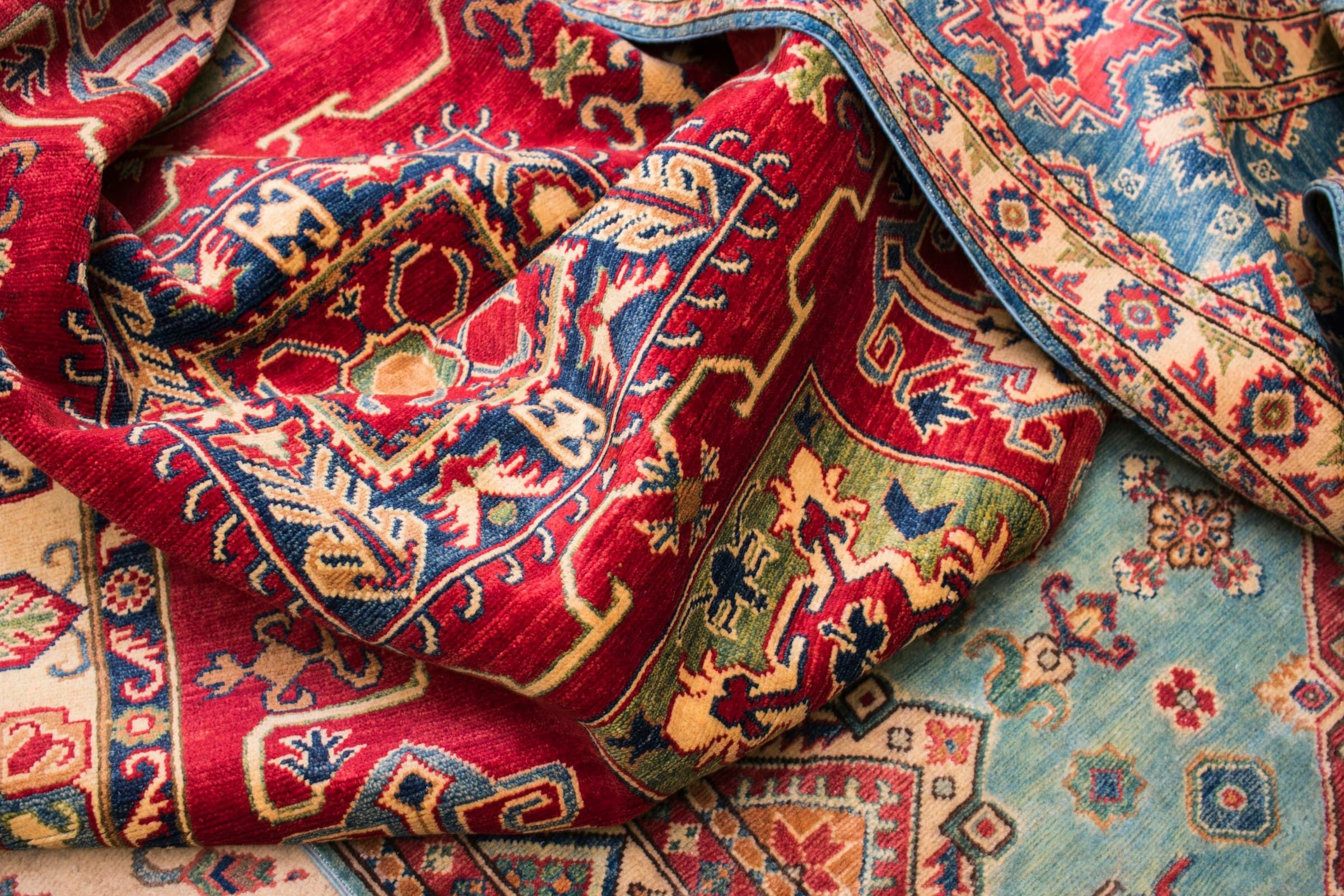 Tapis persan ancien aux motifs floraux et cadre doré