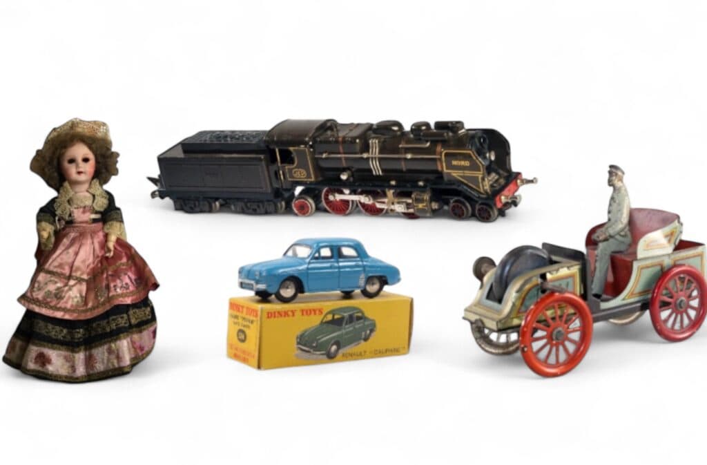 Poupée ancienne, locomotive en tôle, Dinky Toys Renault Dauphine et voiture en tôle lithographiée