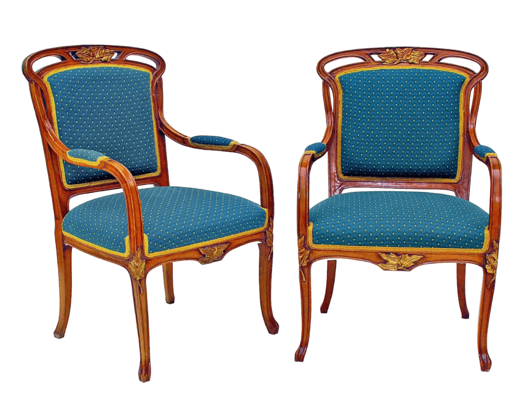 Paire de fauteuils Art Nouveau en bois mouluré et garniture bleue