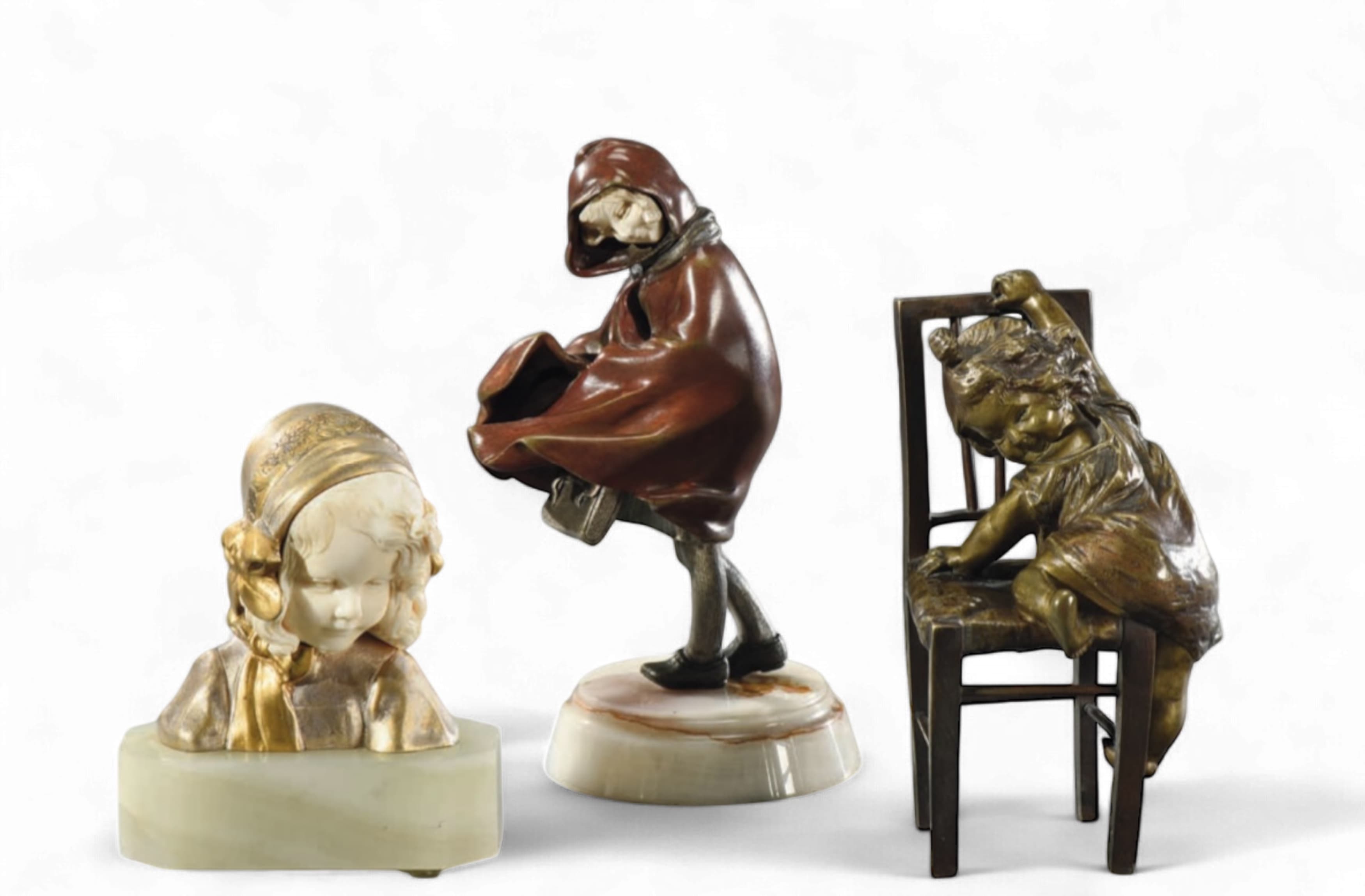 Groupe de sculptures anciennes — bustes d'enfants et figurines de genre