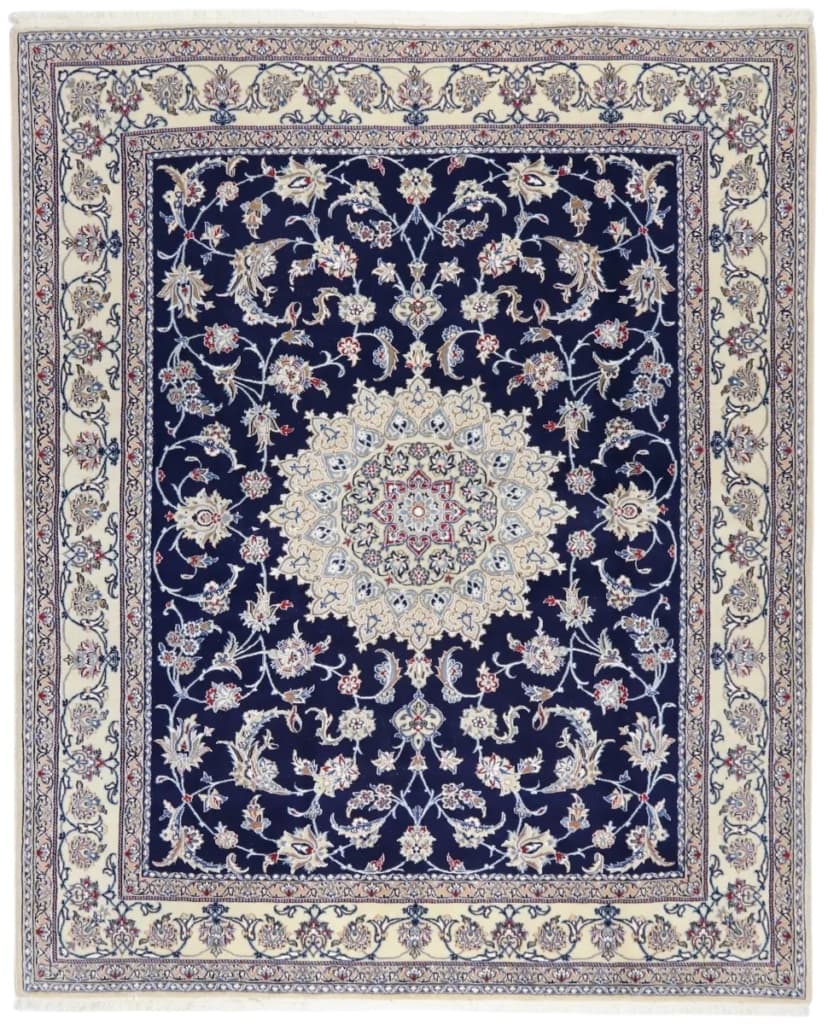 Tapis Nain aux motifs floraux, palette crème et bleu marine