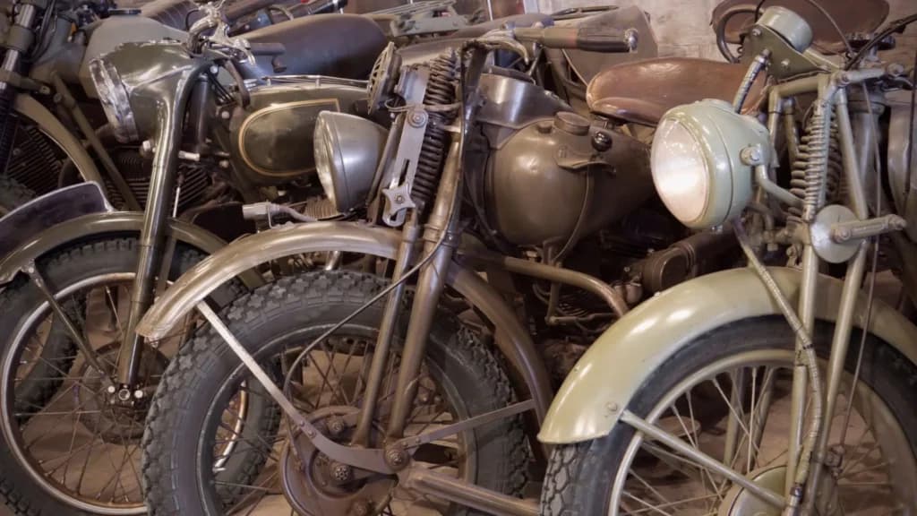 Motos anciennes alignées dans un hangar